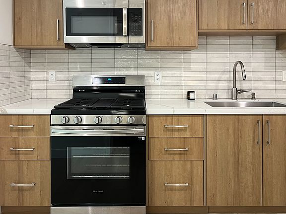 5th image of 941 N Martel Ave #101