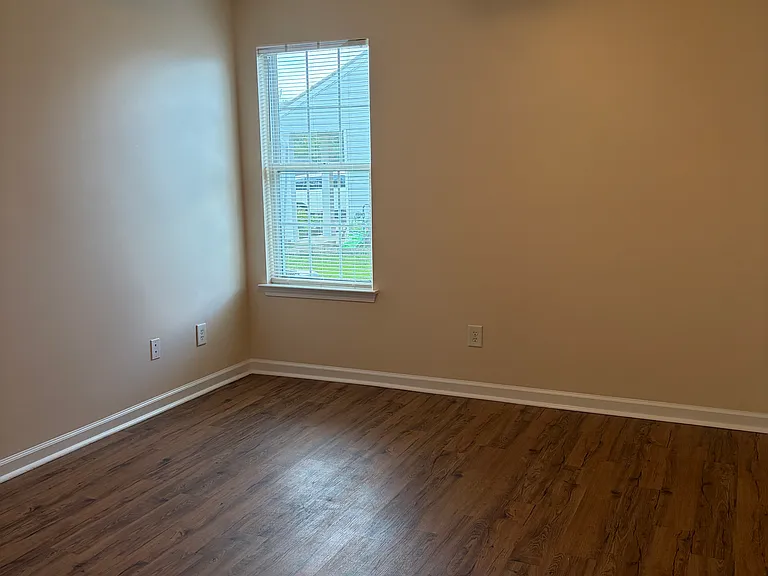 214 Bainbridge Cir — Photo 12