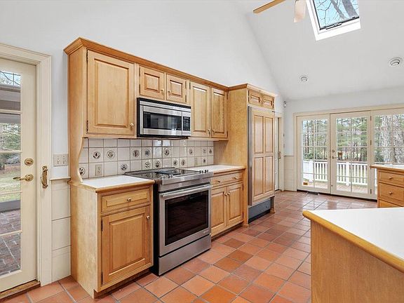 4th image of 82 Gardner St