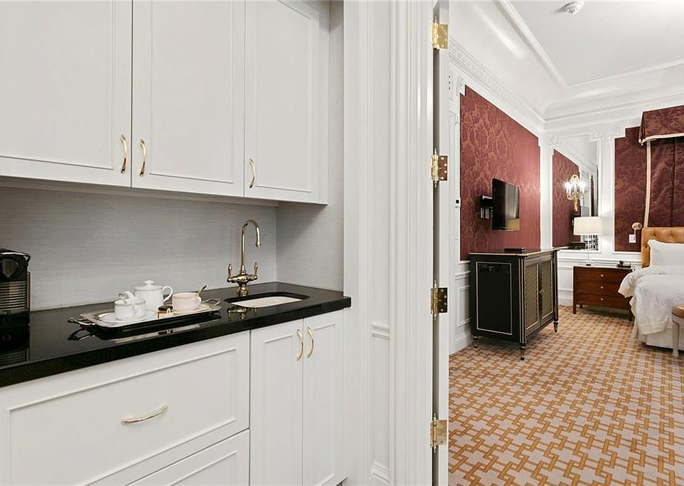 1st image of 2 E 55th St #822/18