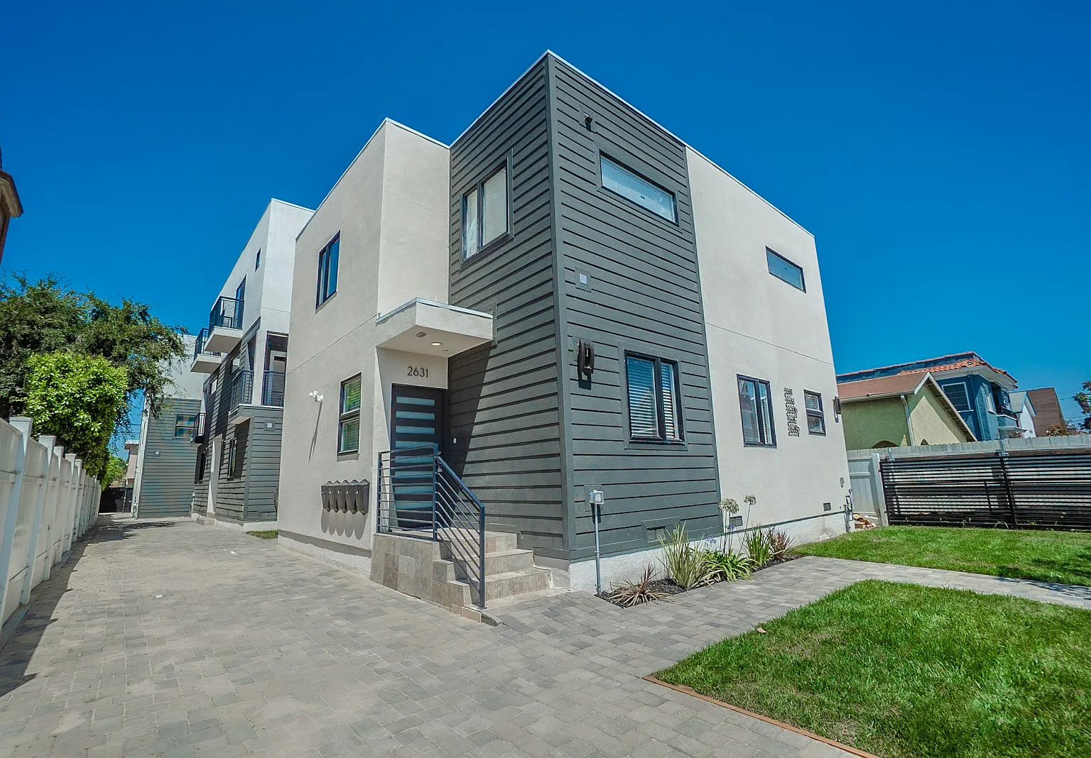2631 South La Salle Avenue, Unit 2635 1/2 — Photo 1