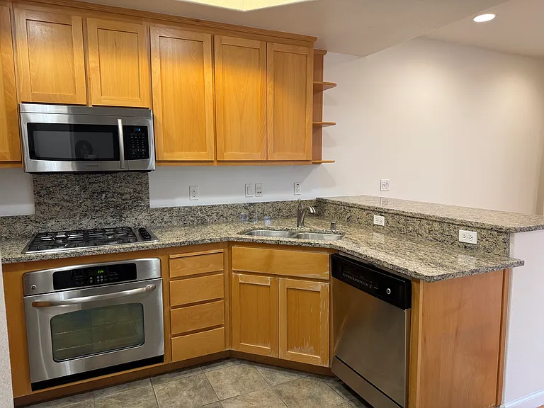 1195 Westbury Dr — Photo 6