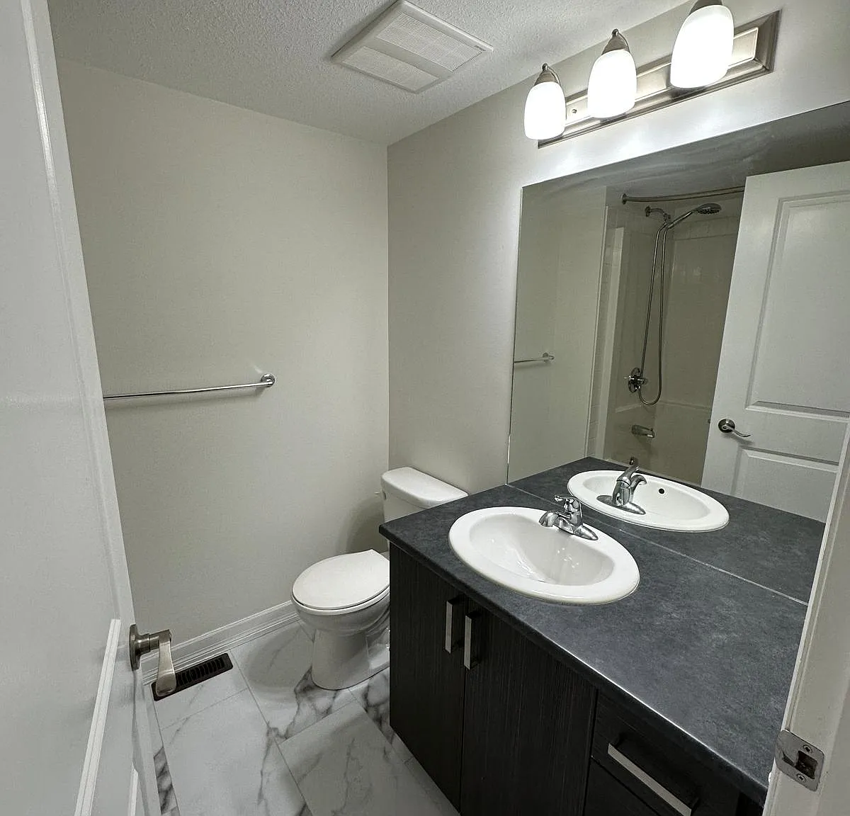 2B/2B Stckd Townhome in Copperfield(each level having its own living room) IP061 — Photo 4