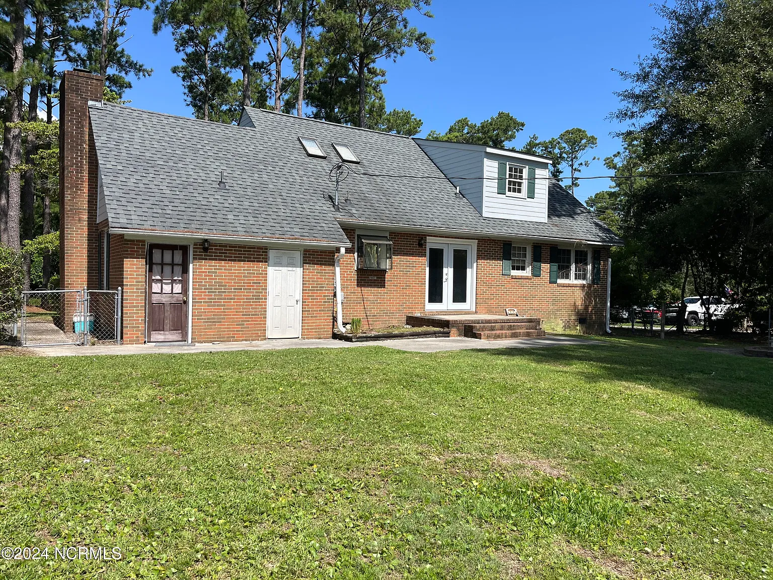 3 bed, 2.5 bath, $2,100 — Photo 2