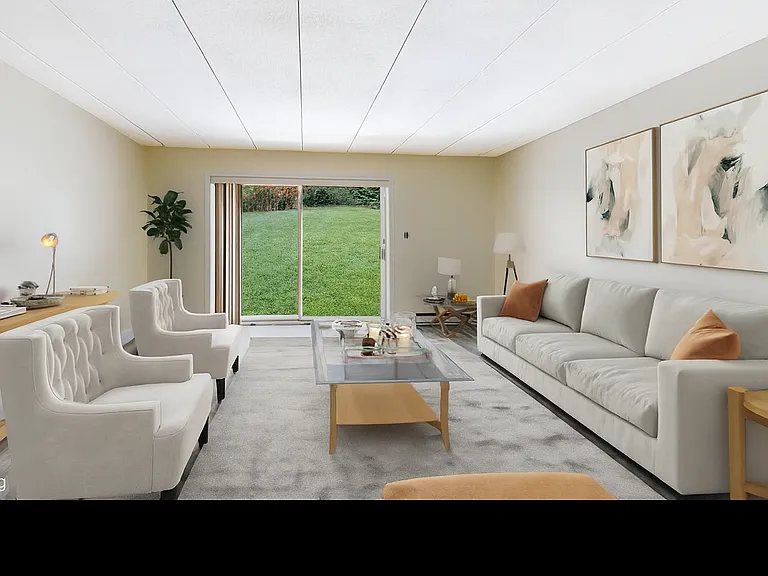 Living room
*Virtual Staging