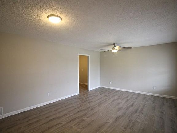 3rd image of 1505 Lynn Dr