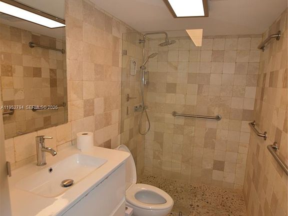3rd image of 425 SE 11th Ter APT 402