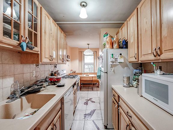 4th image of 225 Saint Pauls Ave APT 3H