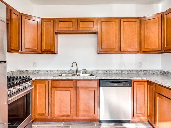 5th image of 124 Kester St