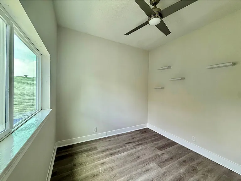805 10th St #4 — Photo 7