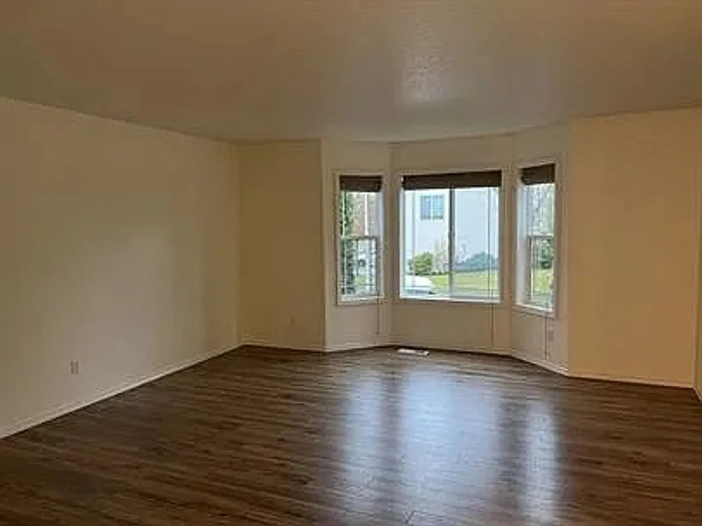 Enormous Tri-Level Townhome 2/2 w/Bonus Room Available Nov. 6th — Photo 2