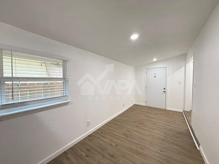1026 Flanders Ave — Photo 6