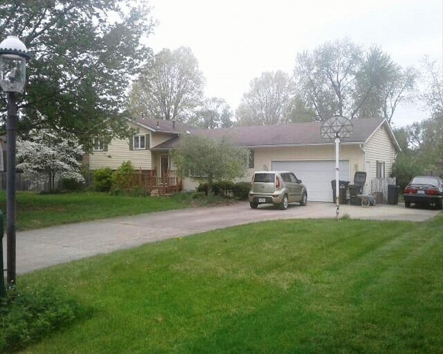 2nd image of 1910 Laurel Ln