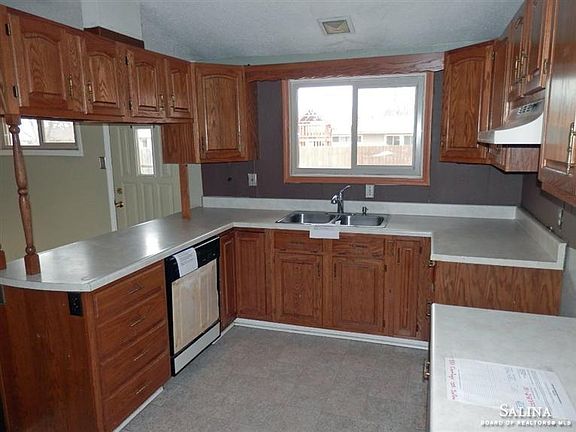 4th image of 831 Carriage Cir