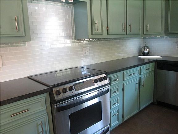 5th image of 410 Twin Lakes Dr