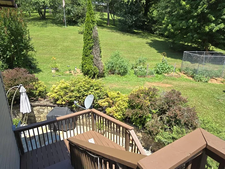 Pondview Dr — Photo 3