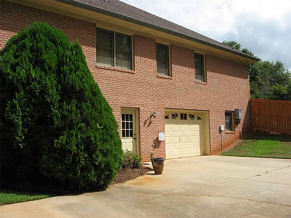 4th image of 371 Clyde Ct