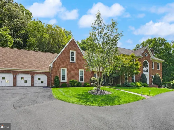 5695 Robeys Meadow Ln, Fairfax, VA 22030