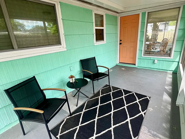 605 Lexington St — Photo 18