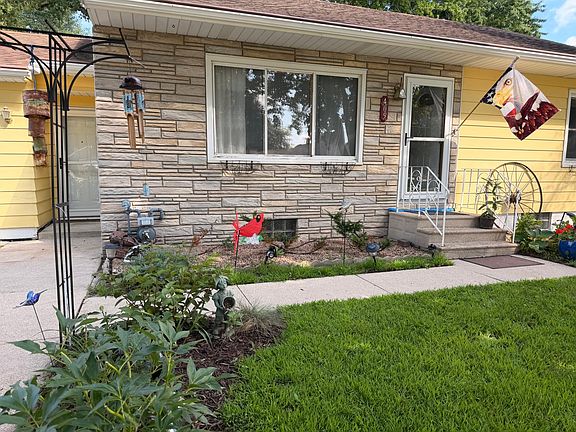 3rd image of 405 15th St SE