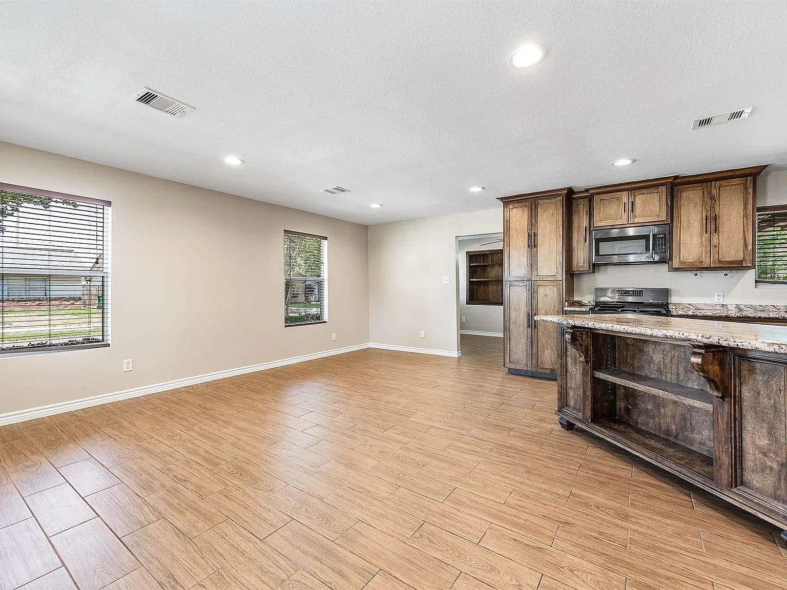 3 bed, 2.0 bath, 1191 sqft, $2,100 — Photo 2