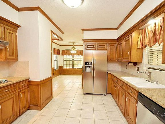 3rd image of 931 Daria Dr