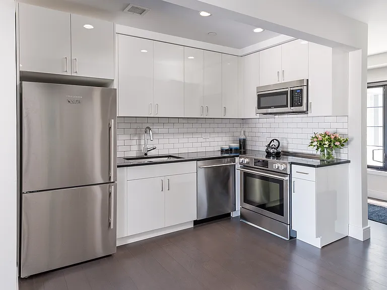 4005 Crescent St #3G — Photo 3