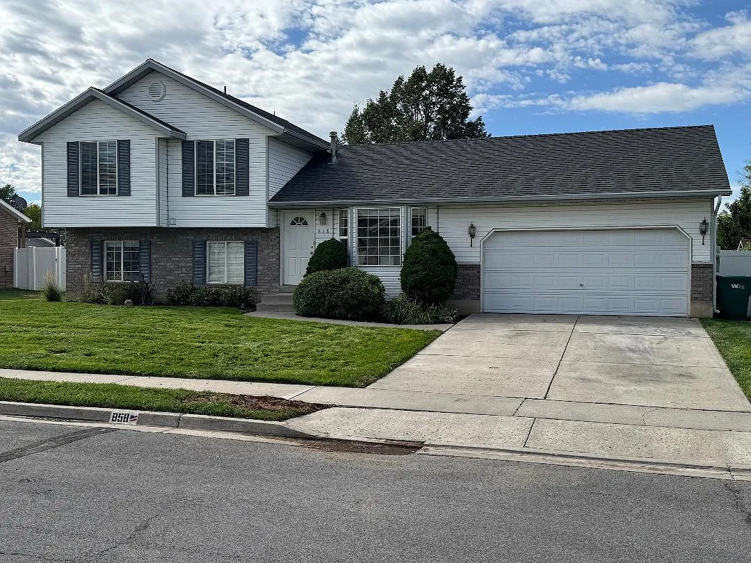 5 bed, 2200 sqft, $2,450 — Photo 1