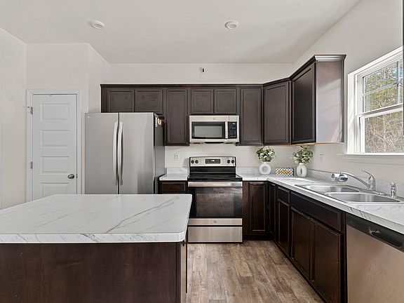 2nd image of 52 Sovereign Cir