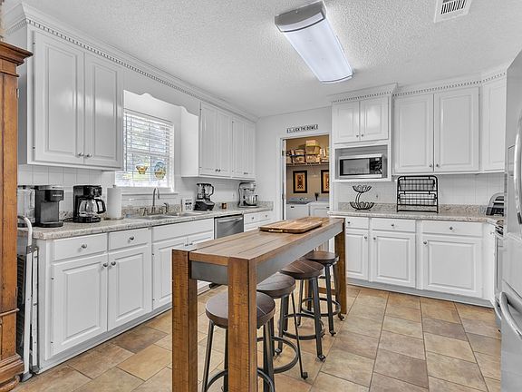 2nd image of 1413 Camellia Way