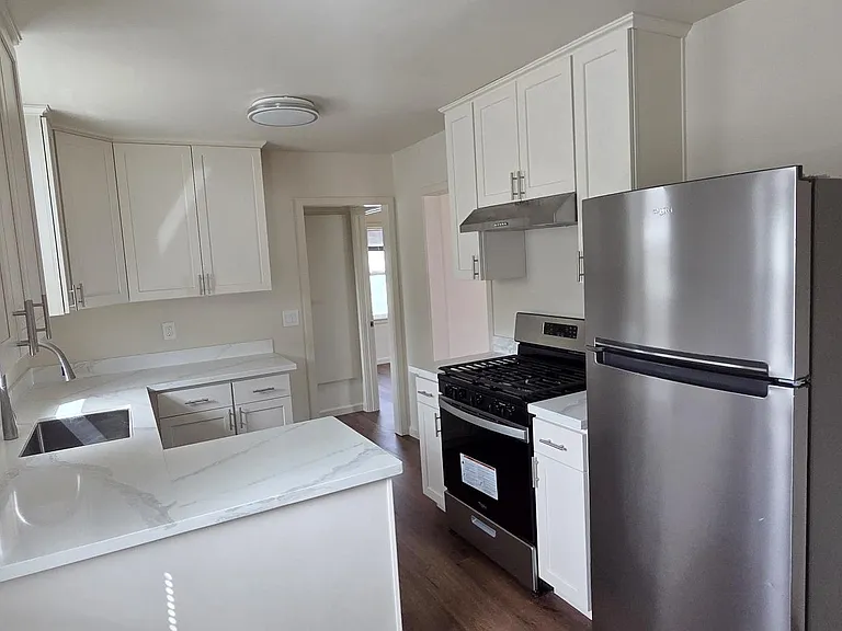 22636 Templeton St — Photo 10