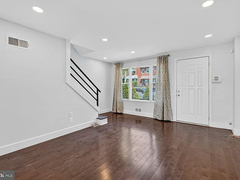 2218 16th St NE — Photo 2