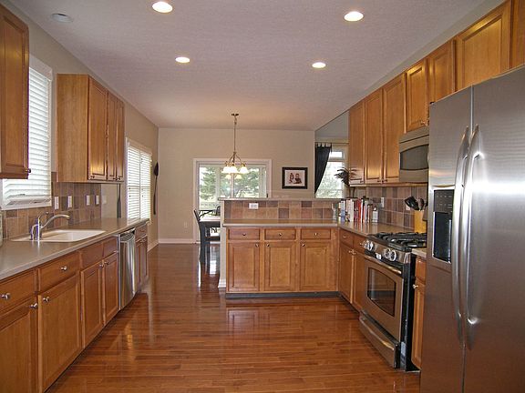 5th image of 266 Tara Glen Dr