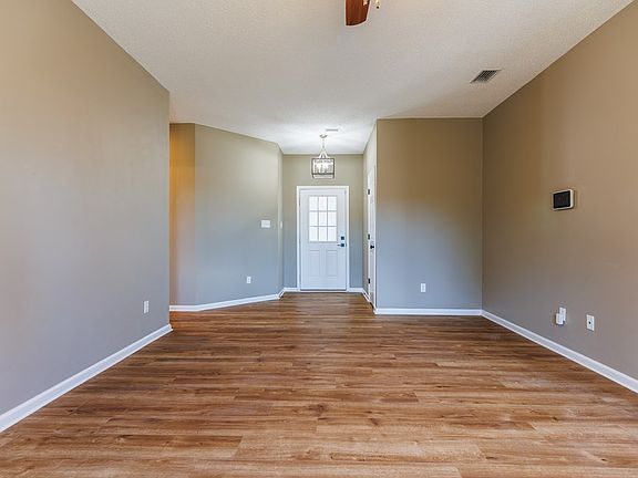 5th image of 20 Pine Breeze Ct