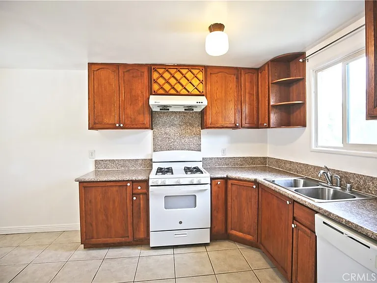 1211 S 10th Ave — Photo 4