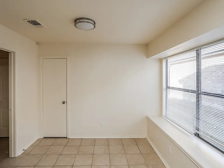916 Richards Dr — Photo 14