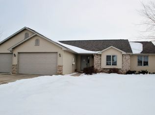 435 Wooden Shoe Cir, Kaukauna, WI 54130