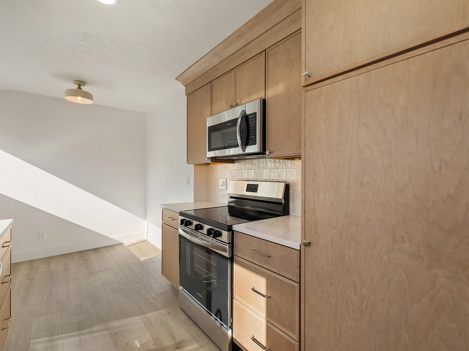 1 bed, 807 sqft, $2,300 — Photo 3