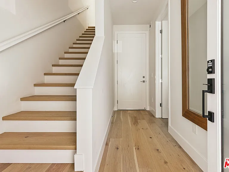3222 S Barrington Ave — Photo 6