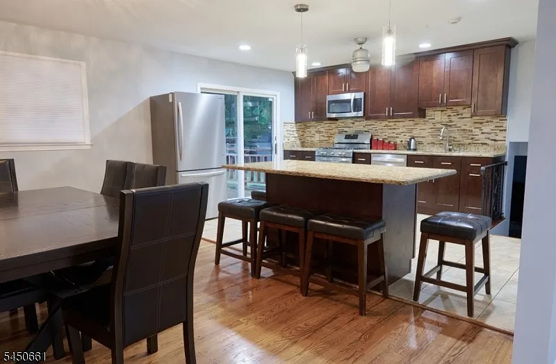 3 bed, 2.5 bath, $4,500 — Photo 4