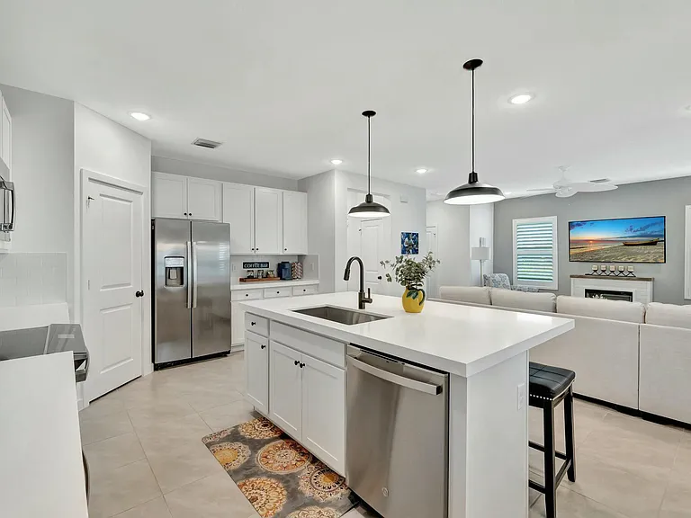 601 NE Waters Edge Ln — Photo 23