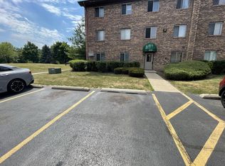 2541 Spring St APT 2401, Woodridge, IL 60517