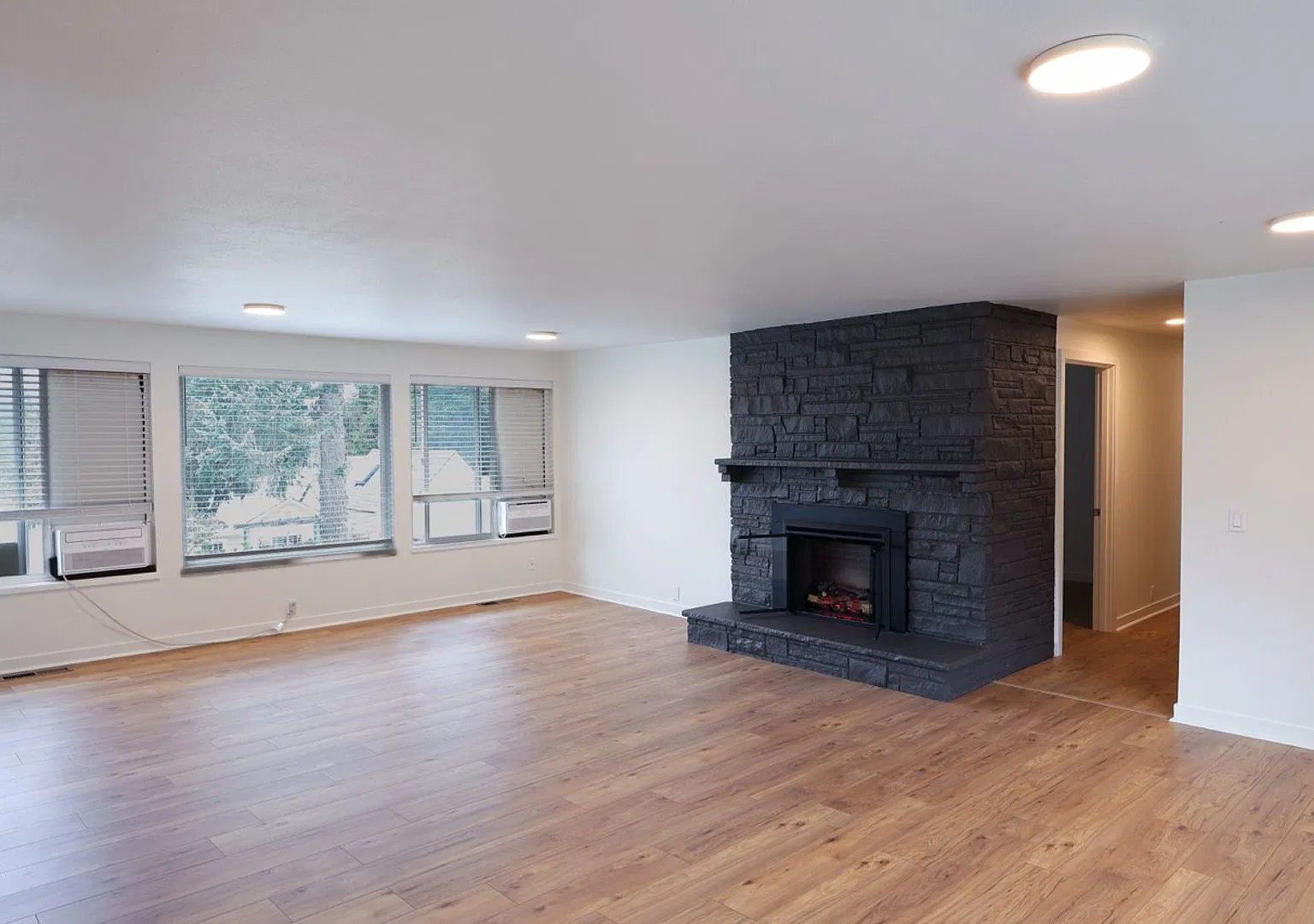 Newly Remodeled 6-Bedroom Home with Two Full Kitchens! — Photo 4