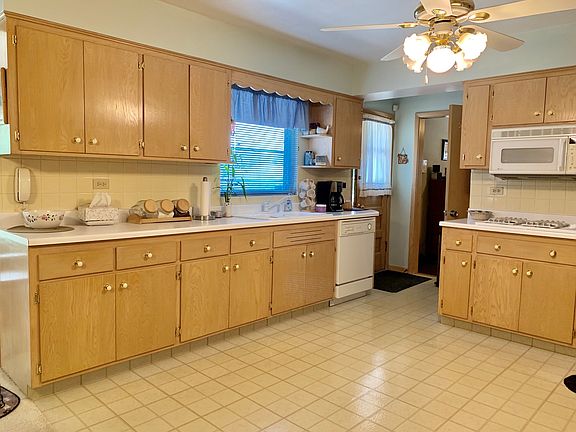 3rd image of 425 Oleander Dr