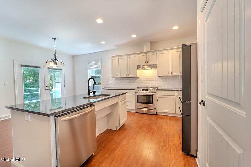 3rd image of 20 Hillard Lane
