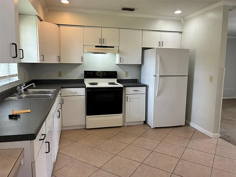 320 Queen Ave — Photo 2