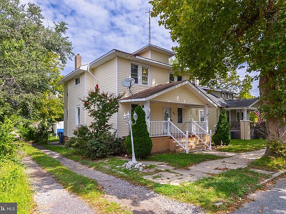 2nd image of 402-404 F St