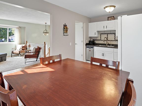 4th image of 938 Greenwood St