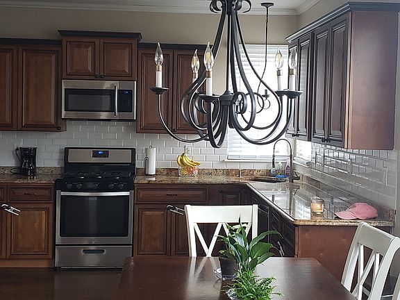 4th image of 905 Summerfield Cres