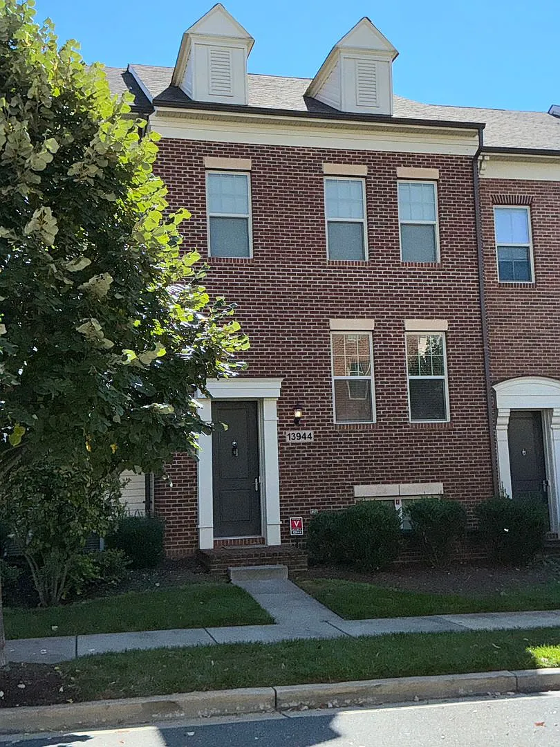 Spacious and very well maintained 3BR 3.5BA townhome with 2 car attached garage — Photo 1